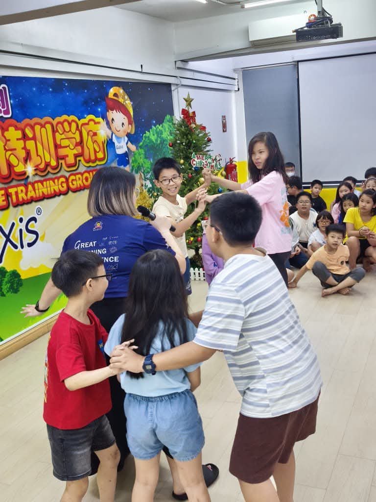 GLEXiS 游戏环节:教师带学生玩团体游戏