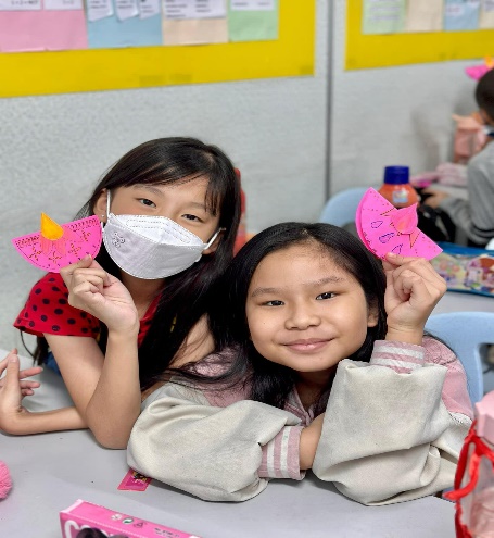 GLEXiS 新时代教育安亲班学生开心展示手工作品 - Kajang daycare students