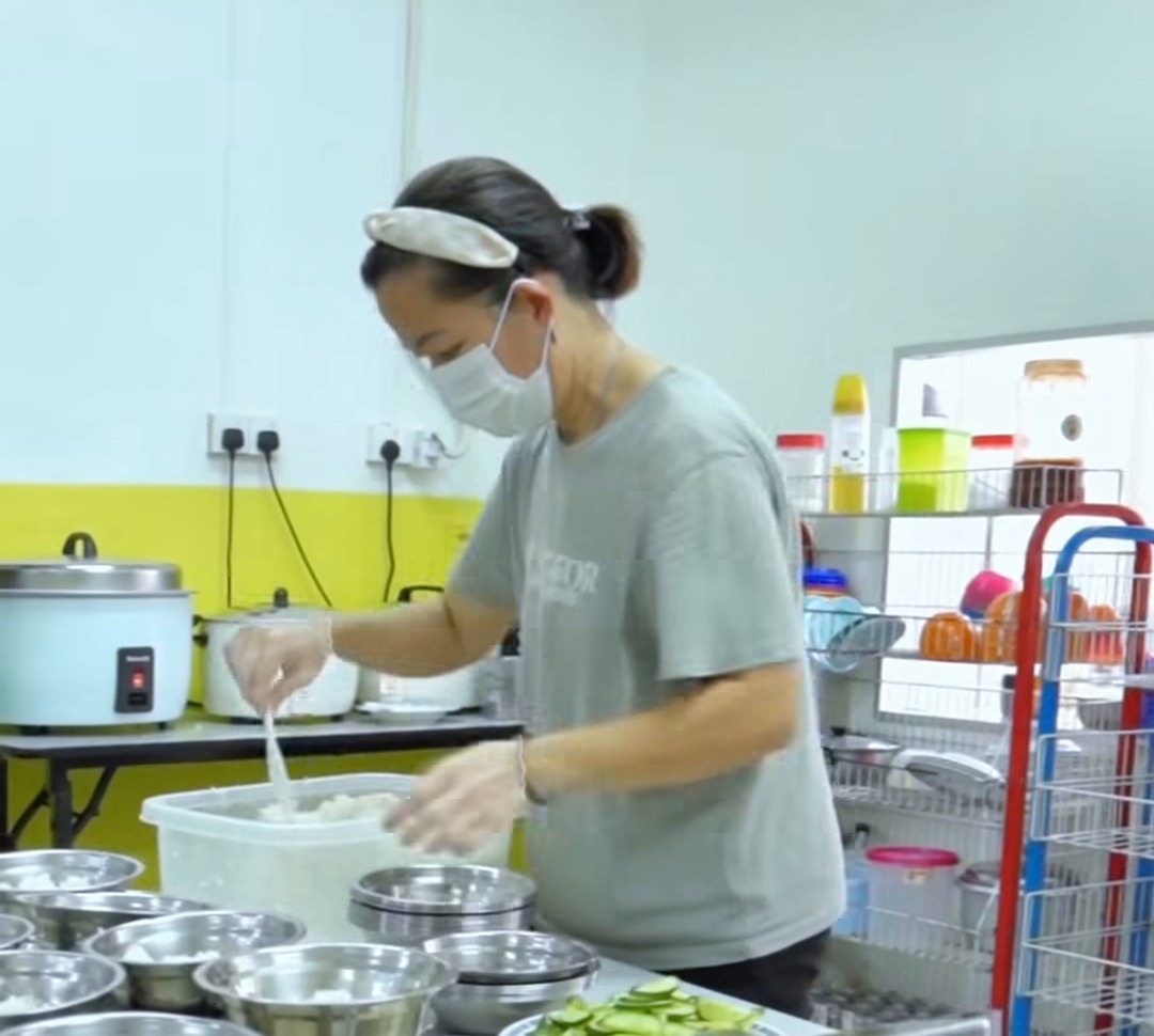GLEXiS 分院厨房:本地厨娘为孩子准备午餐