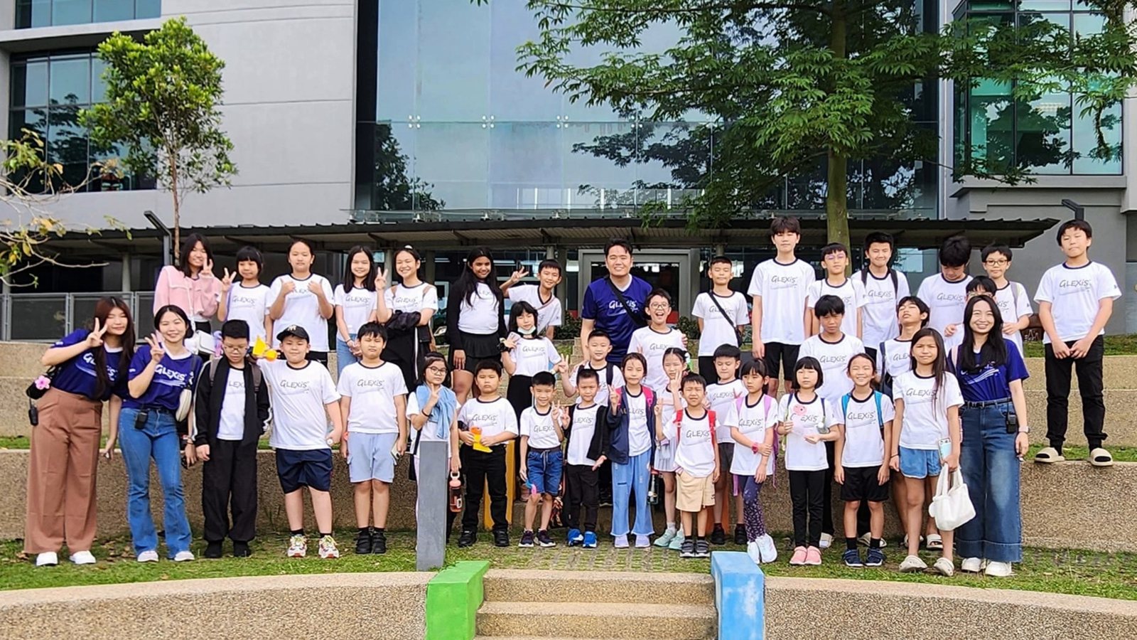 GLEXiS 学校假期出游,教师带学生外出参观